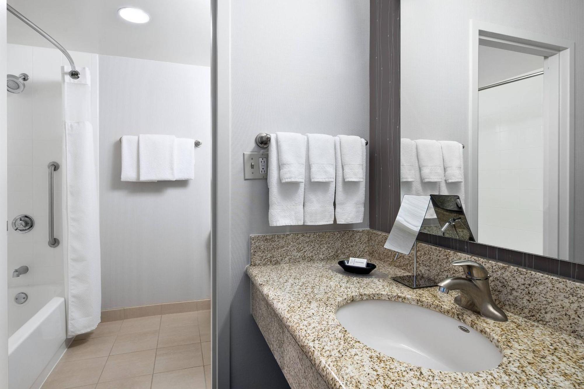 Courtyard By Marriott Pittsburgh Airport Hotel